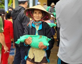 Hình ảnh Giáo xứ Dương Sơn chia sẻ quà cứu trợ với các thôn lân cận