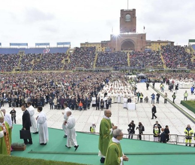 Đức Thánh Cha dâng thánh lễ với 40 ngàn tín hữu tại Bologna
