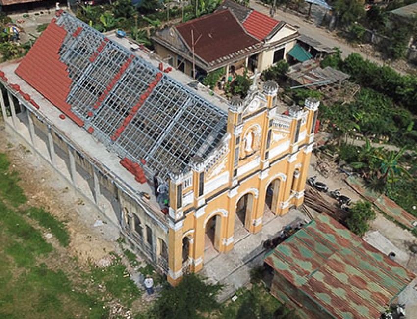 Nhà thờ Hương Cần đang thi công lợp mái ngói
