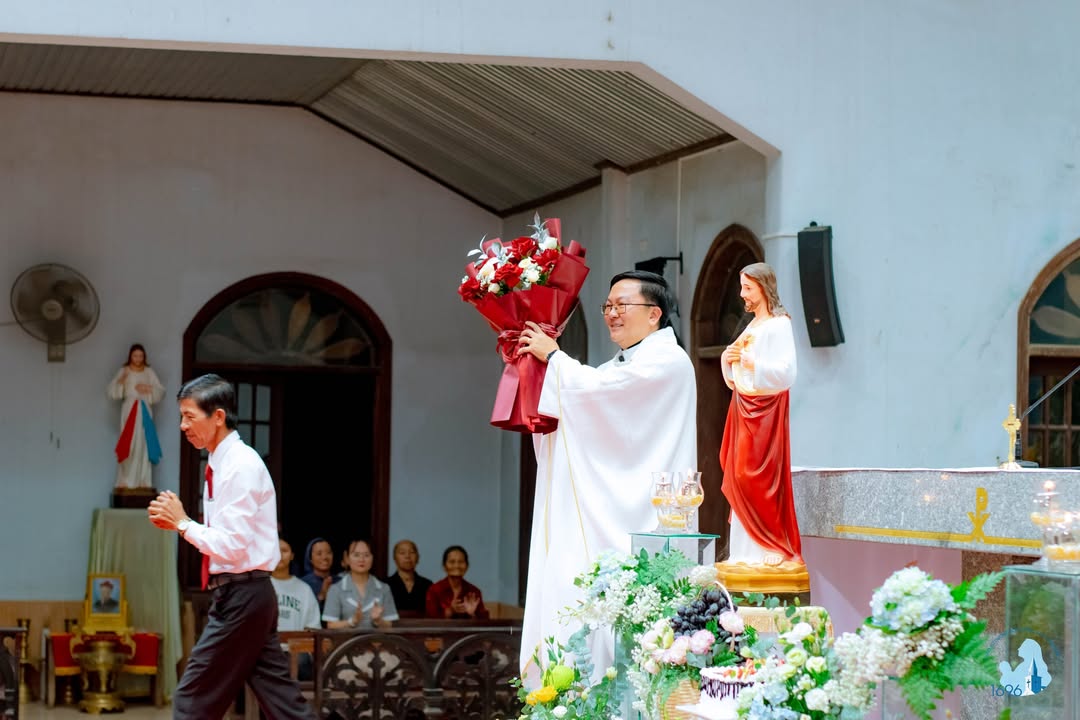 Hình ảnh Thánh lễ Tạ ơn mừng kỷ niệm 15 năm Hồng ân Linh mục của Cha quản xứ Giuse
