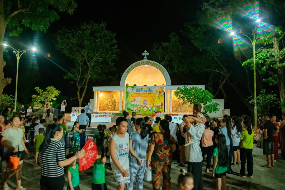 Vui Trung Thu cùng các bạn nhỏ Giáo xứ Dương Sơn