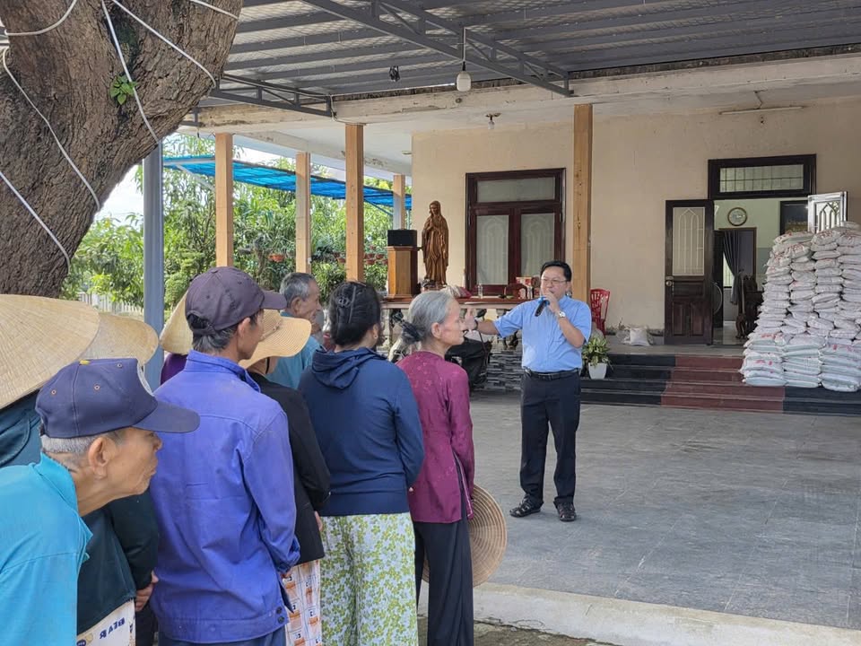 Cha Quản xứ, Cha Phó, Thường Vụ, Ban bác ái trao quà cho bà con vùng lũ Giáo xứ Dương Sơn. 