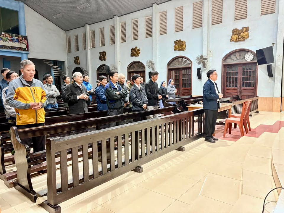 Cha quản xứ Giuse chủ trì buổi họp chuẩn bị cho chương trình Giáng Sinh 2025, với hiện diện của Cha phó Phêrô , quý Chị Phụng Vụ, Ban Thường Vụ HĐGX, trưở