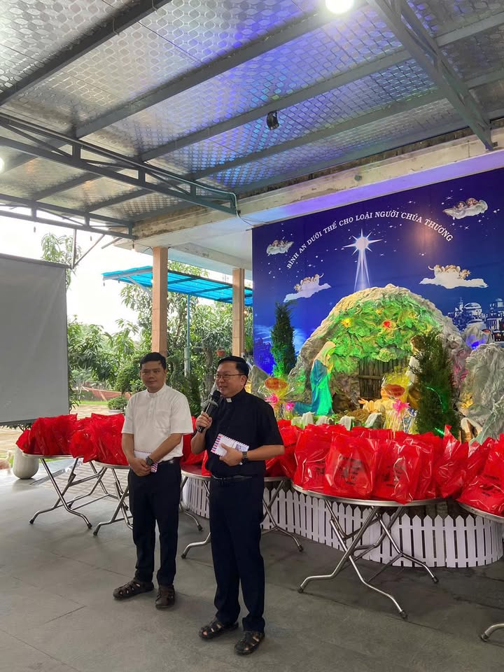 GIÁO XỨ DƯƠNG SƠN: TRAO GỬI HƠI ẤM GIÁNG SINH ĐẾN CÁC GIA ĐÌNH KHÓ KHĂN