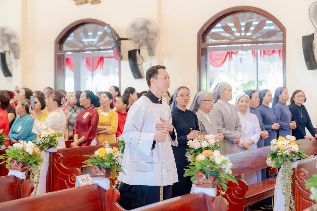 HÌNH ẢNH:  THÁNH LỄ CUNG HIẾN NHÀ THỜ GIÁO XỨ DƯƠNG SƠN VÀ MỪNG 330 NĂM LÃNH NHẬN ĐỨC TIN