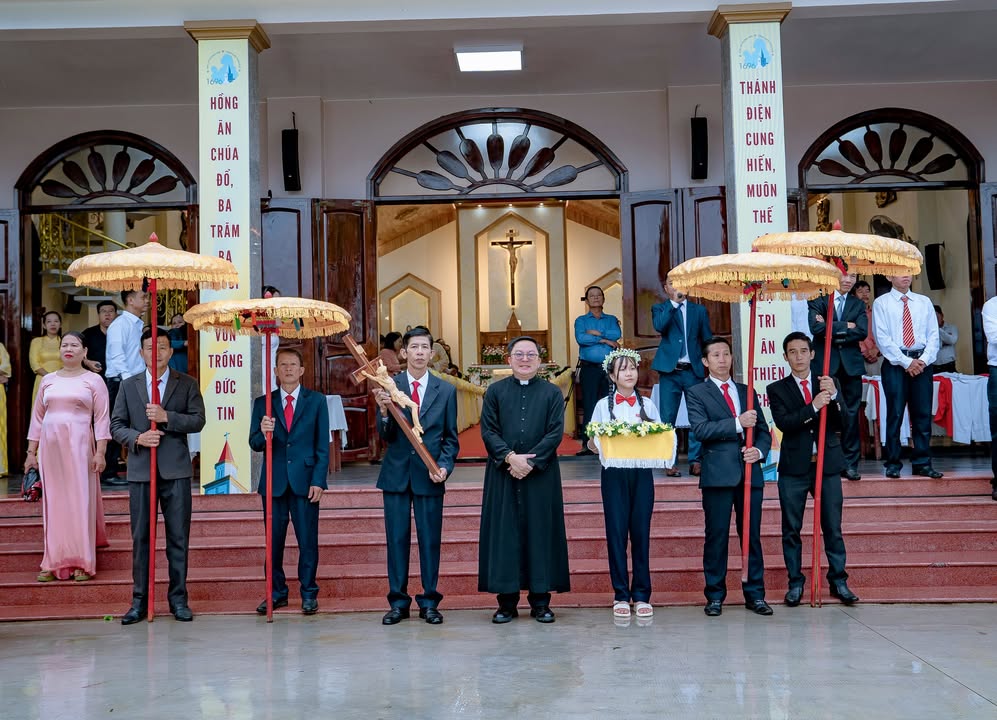 Hình Ảnh: Thánh Lễ Ban Bí tích Thêm Sức, Rước Lễ Lần Đầu và Khai giảng Năm học Giáo Lý 2026 – 2027 do Đức TGM Giuse Đặng Đức Ngân chủ tế Thánh lễ.